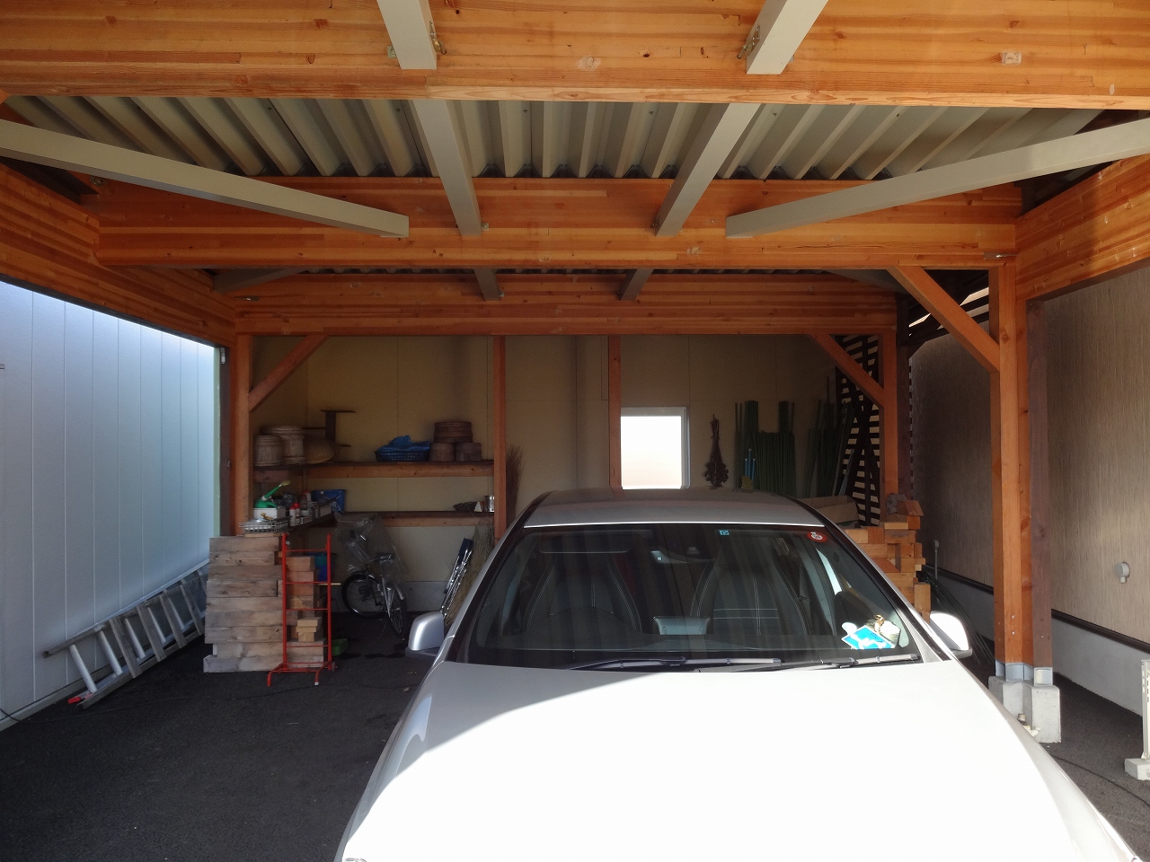 完成したガレージ内部です。工具を置く棚も造作。
